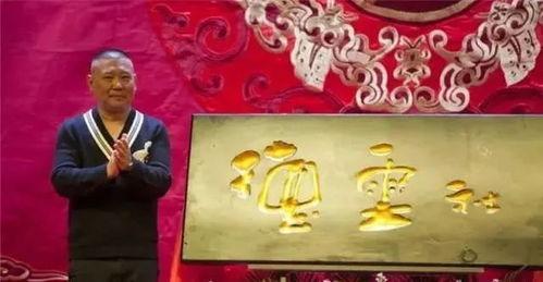 郭德纲在橱窗背景,郭德纲橱窗背景下的相声传奇