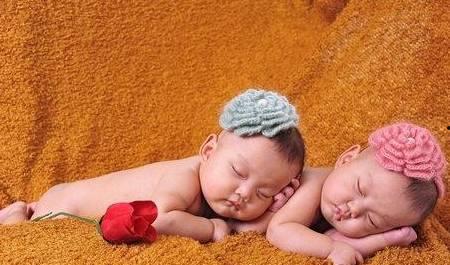 双胞胎背景,揭秘双胞胎的独特成长轨迹